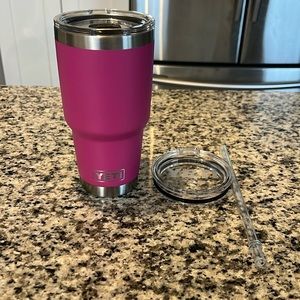 Yeti - 30 Oz dark pink Rambler